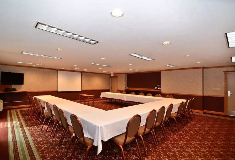 Отель Best Western Plus University Park Inn & Suites