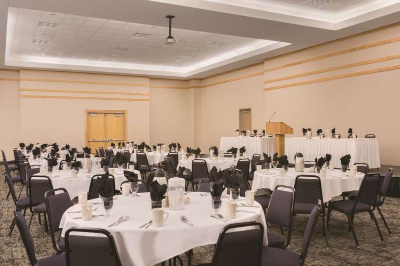 فندق Country Inn & Suites By Radisson, Fergus Falls, Mn