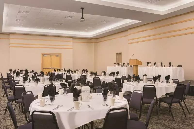 فندق Country Inn & Suites By Radisson, Fergus Falls, Mn