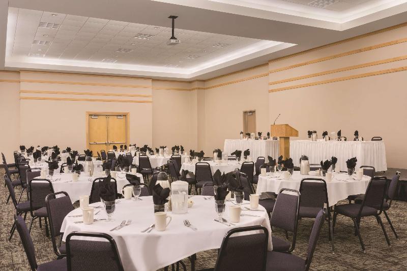 فندق Country Inn & Suites By Radisson, Fergus Falls, Mn