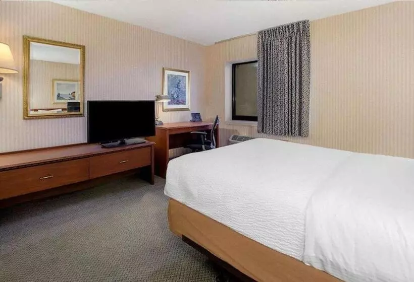 Отель La Quinta Inn By Wyndham Detroit Southgate