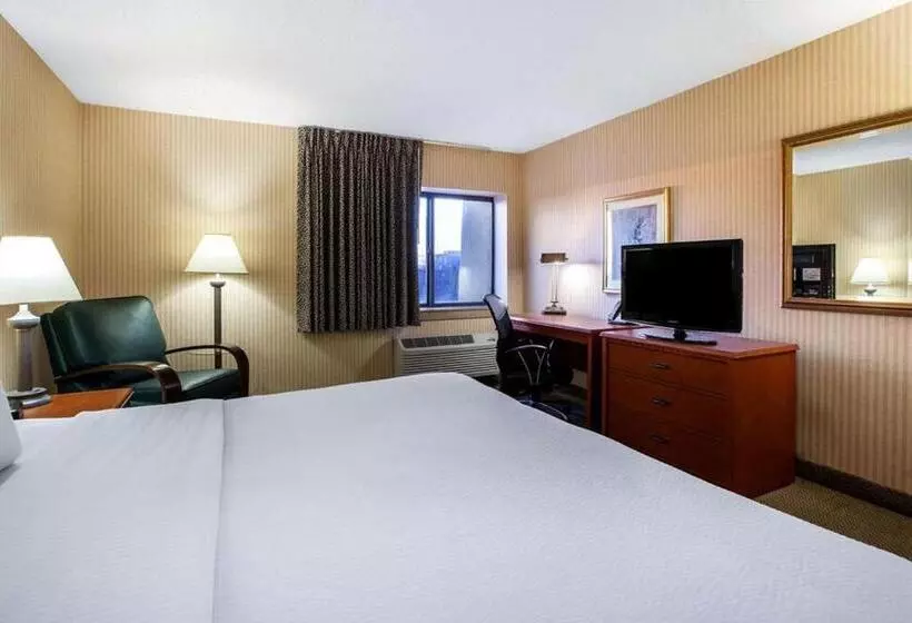 Отель La Quinta Inn By Wyndham Detroit Southgate