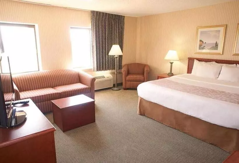 Отель La Quinta Inn By Wyndham Detroit Southgate