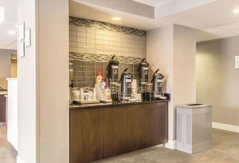 هتل La Quinta By Wyndham Cleveland Airport North