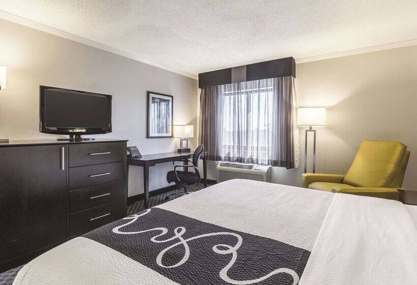 هتل La Quinta By Wyndham Cleveland Airport North
