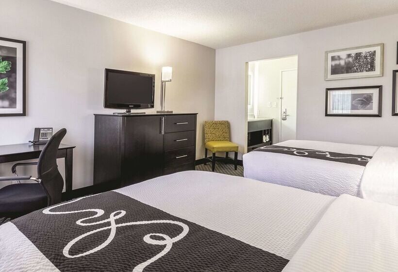 هتل La Quinta By Wyndham Cleveland Airport North