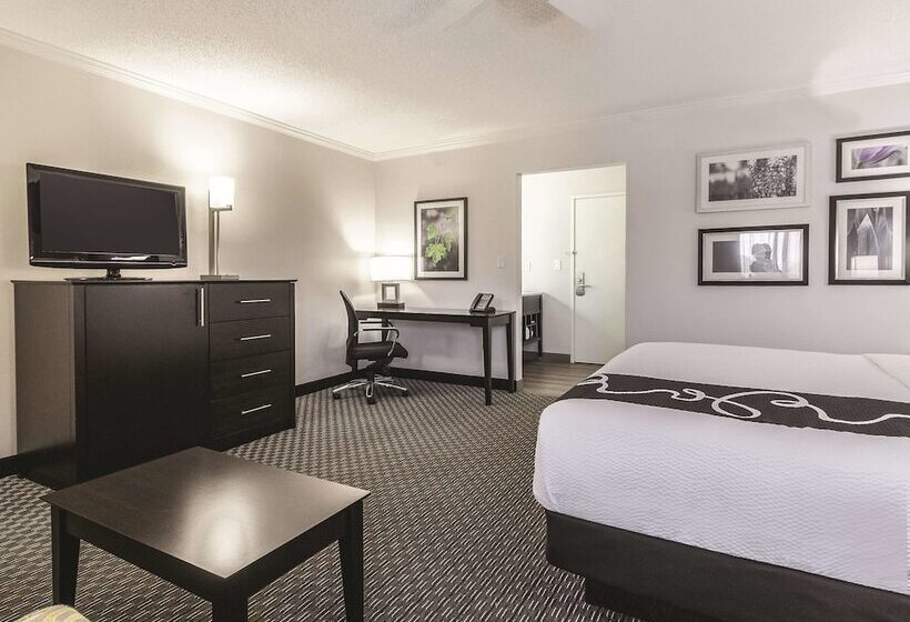 هتل La Quinta By Wyndham Cleveland Airport North