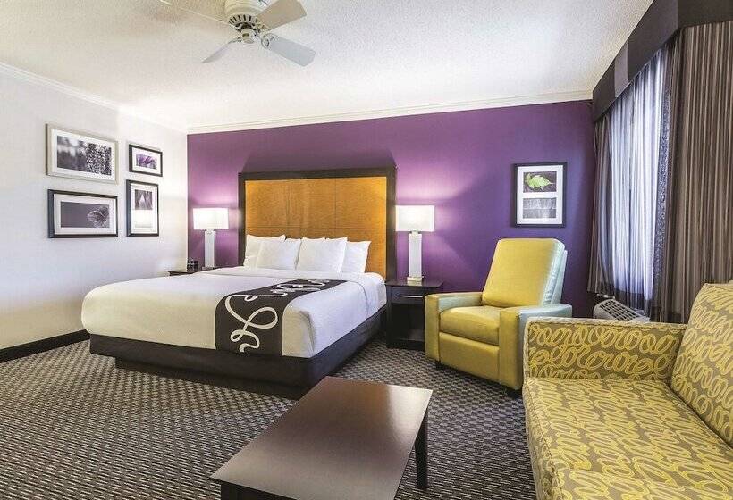 هتل La Quinta By Wyndham Cleveland Airport North