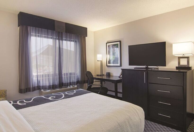 هتل La Quinta By Wyndham Cleveland Airport North