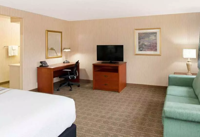 Отель La Quinta By Wyndham Stevens Point