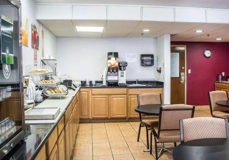 هتل Rodeway Inn & Suites