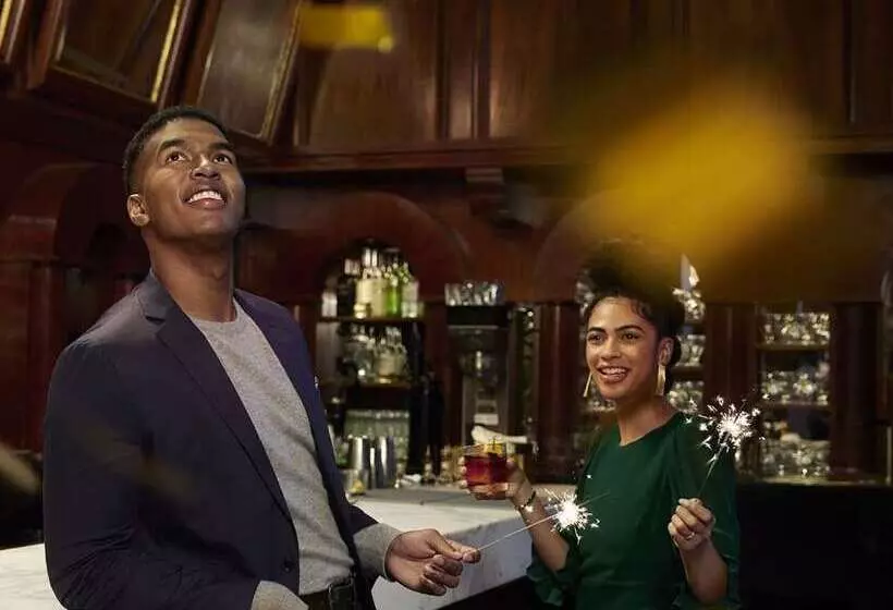 هتل The Benson Portland, Curio Collection By Hilton