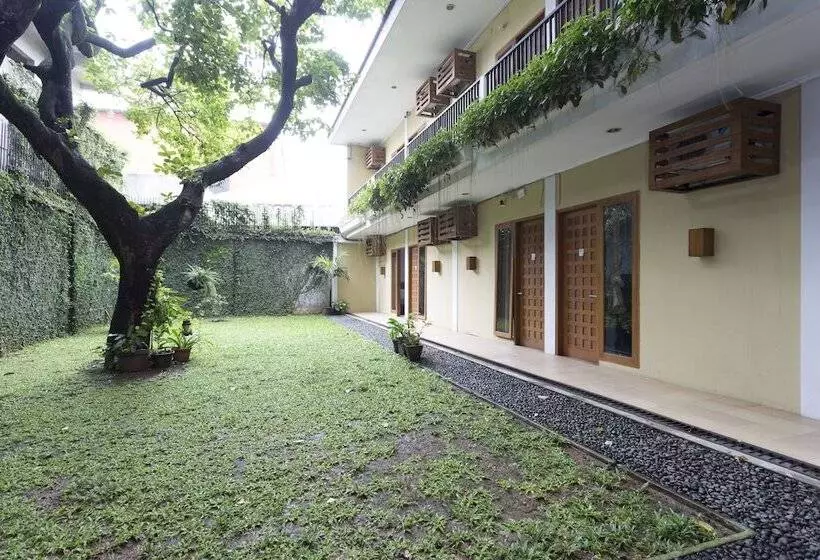 Hotelli Reddoorz Plus Near Cilandak Town Square 2