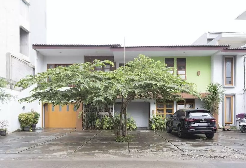 Hotelli Reddoorz Plus Near Cilandak Town Square 2