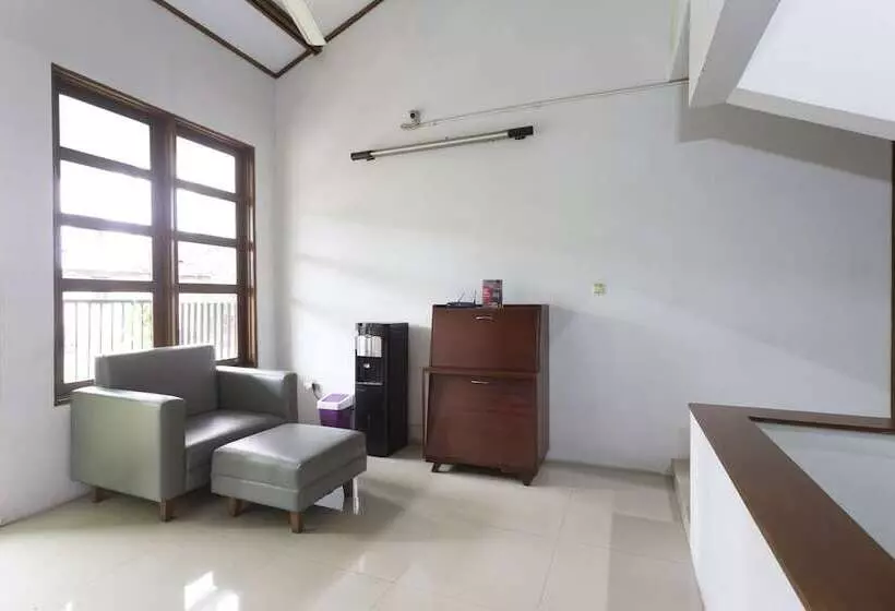 Hotelli Reddoorz Plus Near Cilandak Town Square 2