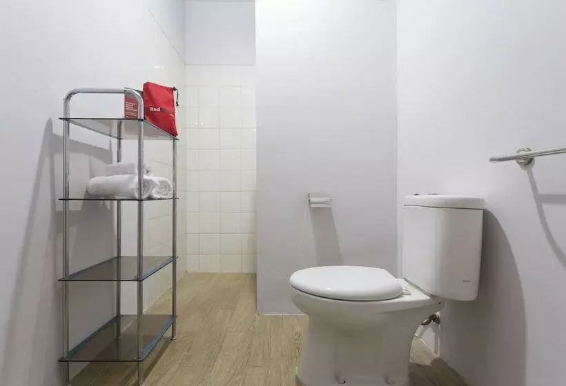 Hotelli Reddoorz Plus Near Cilandak Town Square 2