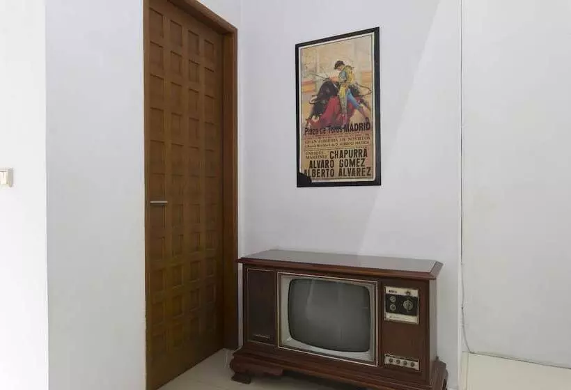 Hotelli Reddoorz Plus Near Cilandak Town Square 2