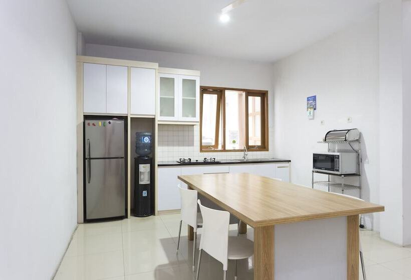 فندق Reddoorz Plus Near Cilandak Town Square 2