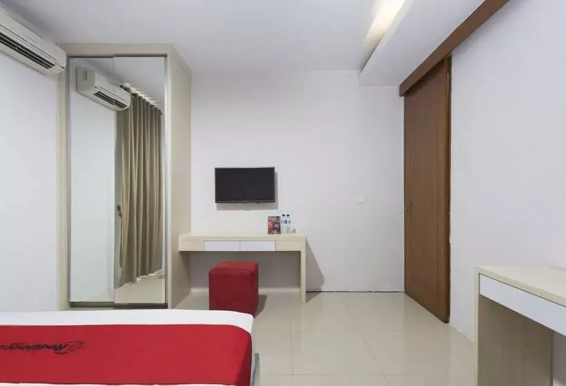 Hotelli Reddoorz Plus Near Cilandak Town Square 2