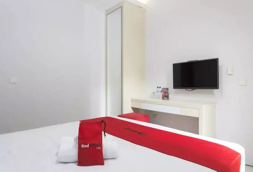 Hotelli Reddoorz Plus Near Cilandak Town Square 2