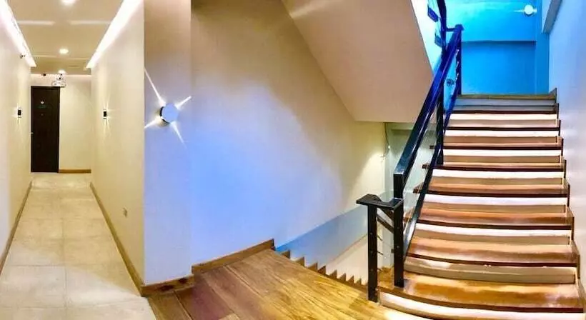 هتل Two Seasons Executive Suites