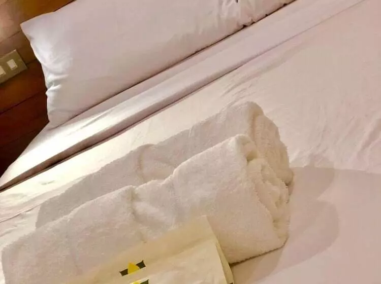 هتل Two Seasons Executive Suites