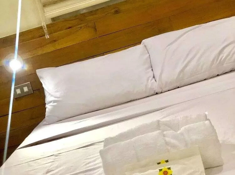 هتل Two Seasons Executive Suites