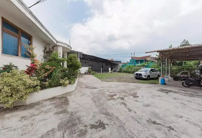 Hotelli Reddoorz Syariah At Sudirman Street Garut