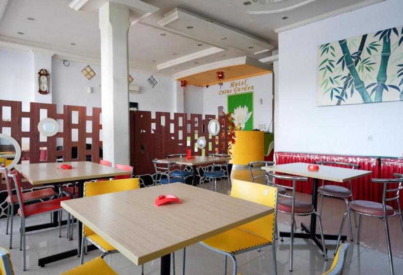 فندق Reddoorz Near Kamali Beach Bau Bau