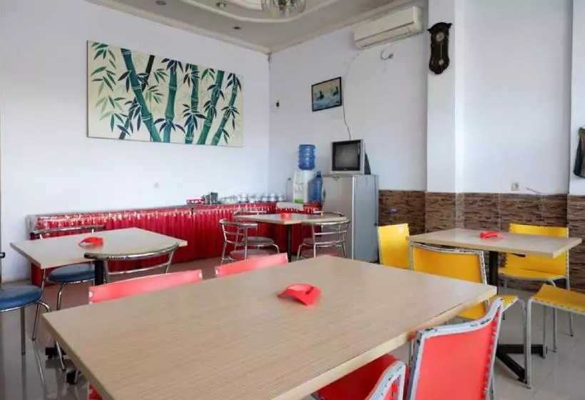 ホテル Reddoorz Near Kamali Beach Bau Bau