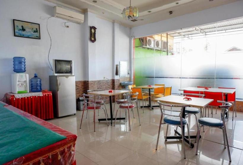 فندق Reddoorz Near Kamali Beach Bau Bau