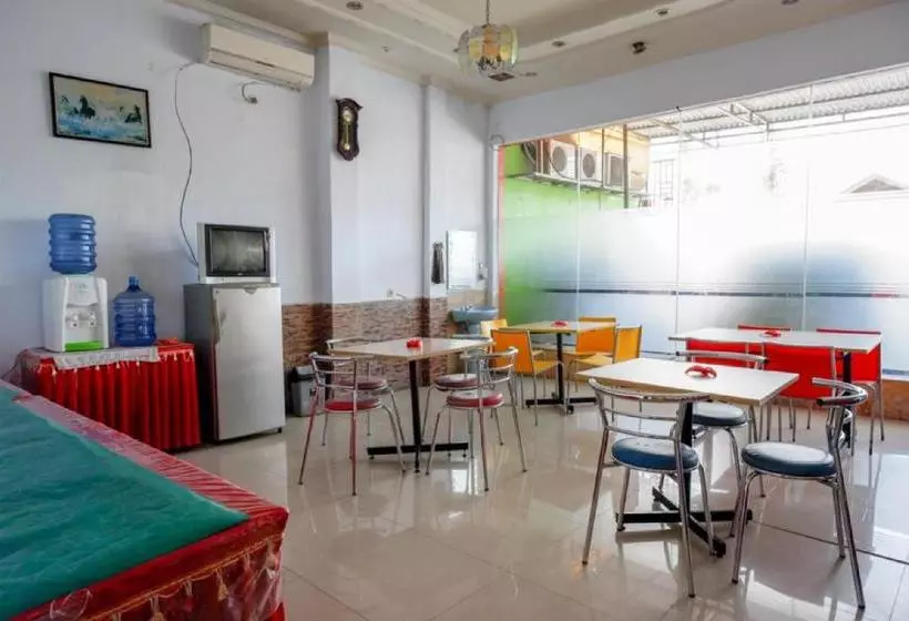ホテル Reddoorz Near Kamali Beach Bau Bau