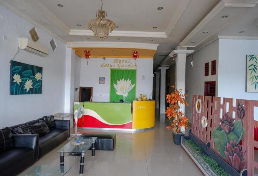 فندق Reddoorz Near Kamali Beach Bau Bau