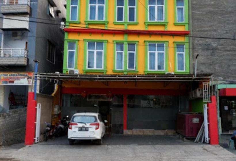 فندق Reddoorz Near Kamali Beach Bau Bau