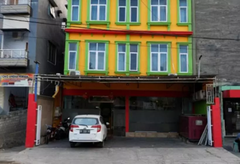 ホテル Reddoorz Near Kamali Beach Bau Bau