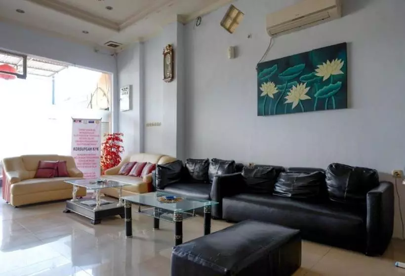 ホテル Reddoorz Near Kamali Beach Bau Bau
