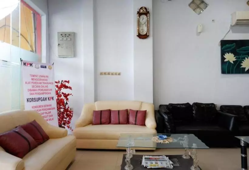ホテル Reddoorz Near Kamali Beach Bau Bau