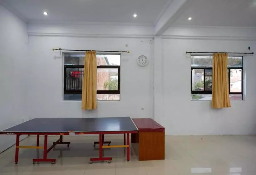 ホテル Reddoorz Near Kamali Beach Bau Bau