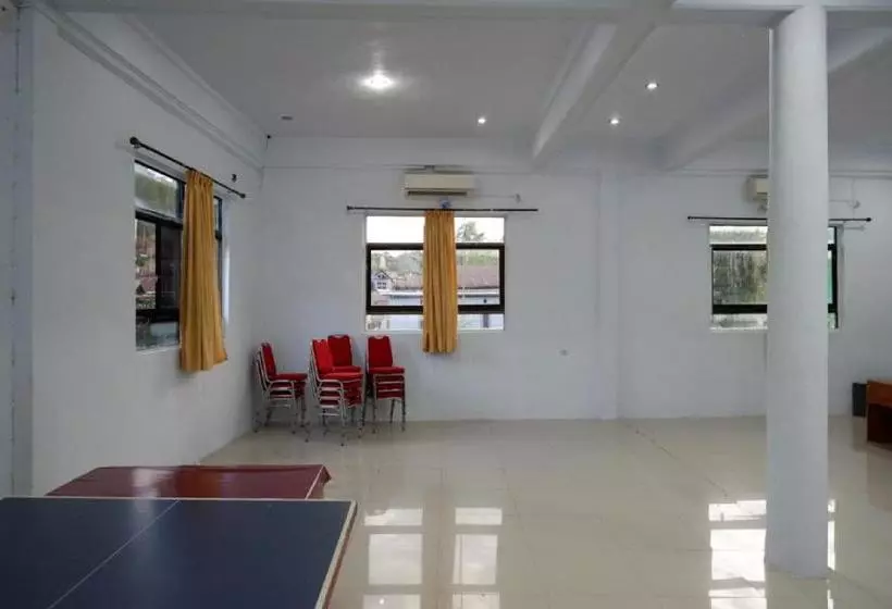 ホテル Reddoorz Near Kamali Beach Bau Bau
