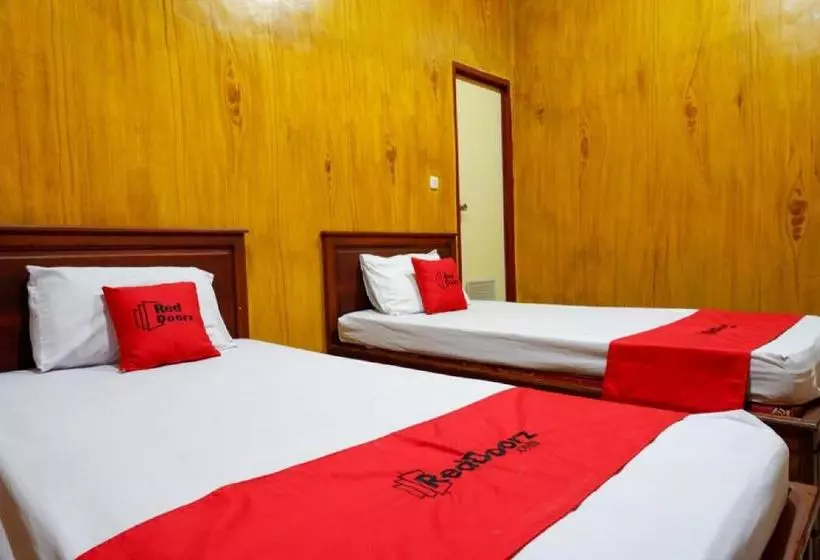 ホテル Reddoorz Near Kamali Beach Bau Bau