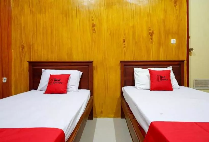 ホテル Reddoorz Near Kamali Beach Bau Bau