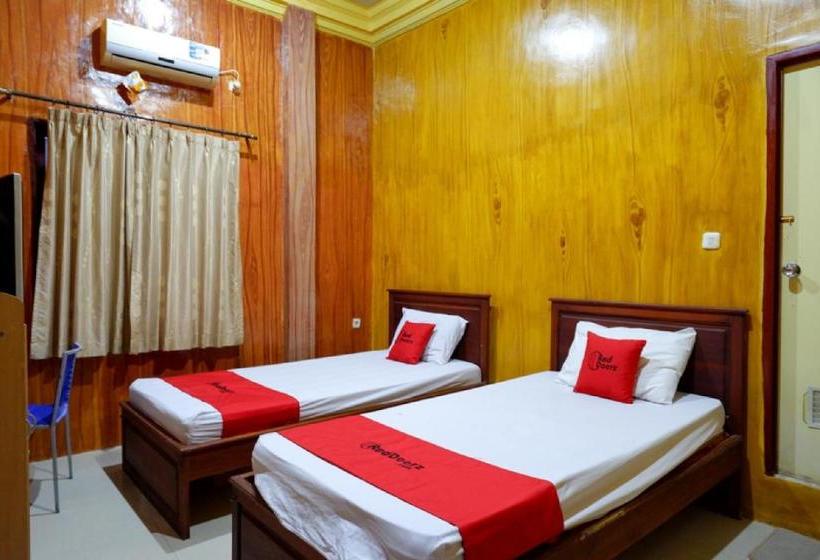 فندق Reddoorz Near Kamali Beach Bau Bau