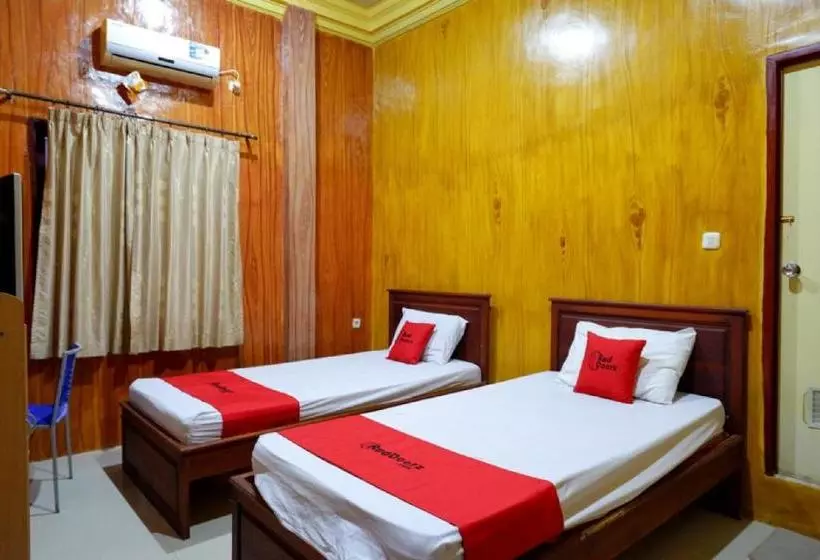 ホテル Reddoorz Near Kamali Beach Bau Bau
