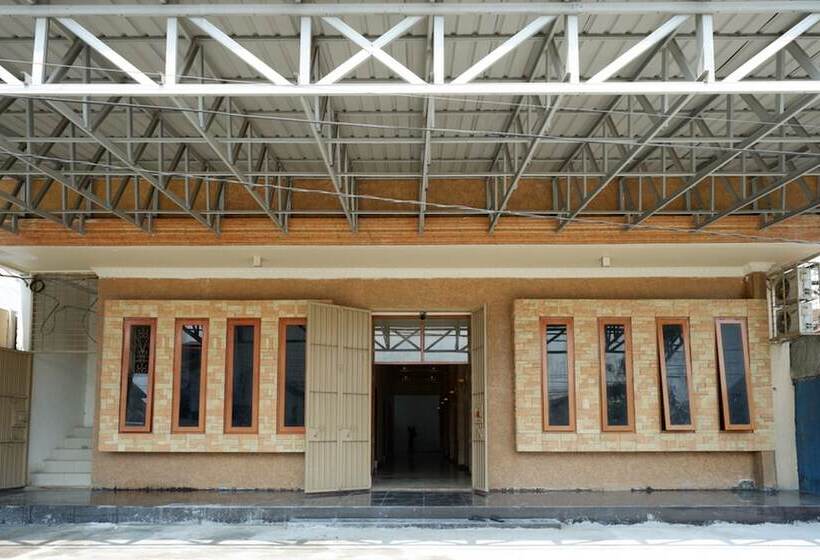 פנסיון Reddoorz @ Jalan Pattimura Palu