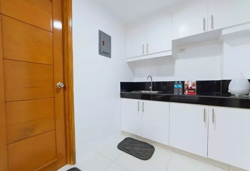 هتل Reddoorz At Dbuilders Rooms Bangkal Makati