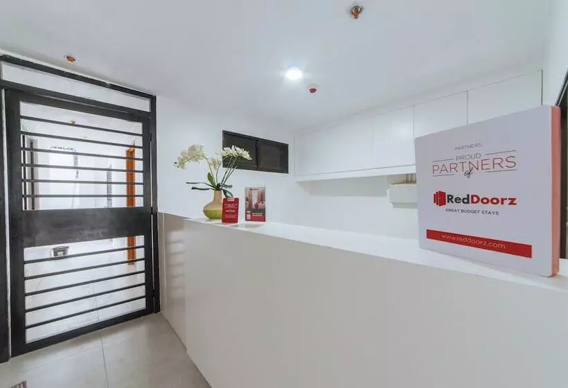 هتل Reddoorz At Dbuilders Rooms Bangkal Makati