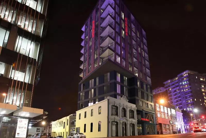 هتل Ramada Suites By Wyndham Victoria Street West