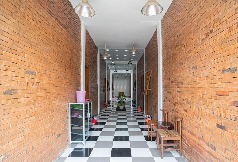 بنسيون Reddoorz Syariah @ Selomangleng Kediri