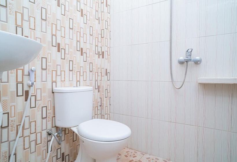 بنسيون Reddoorz Syariah @ Selomangleng Kediri