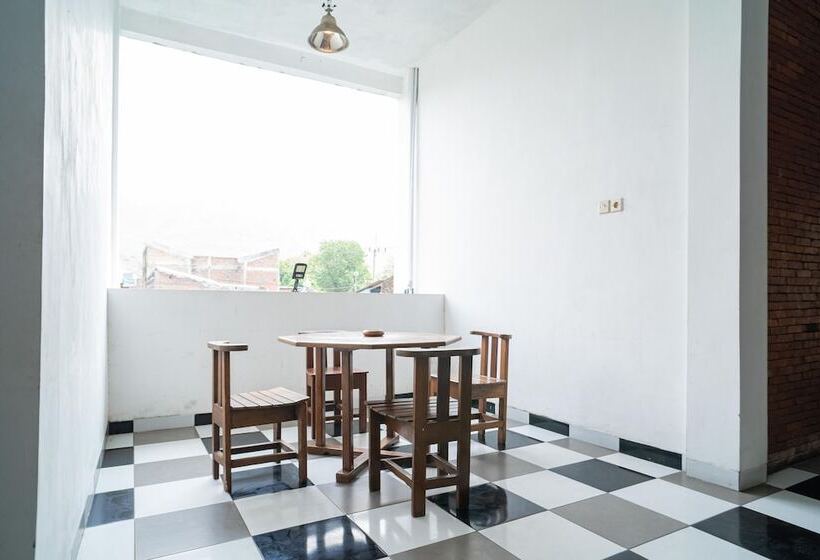 بنسيون Reddoorz Syariah @ Selomangleng Kediri